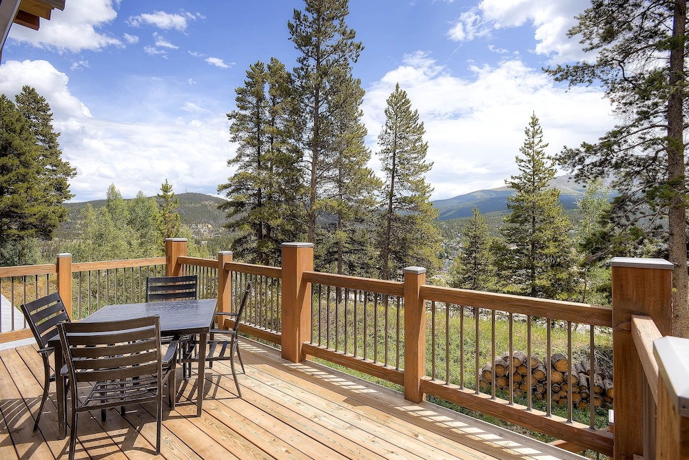 Sunrise Ski Haus 4 Bedroom Home by RedAwning