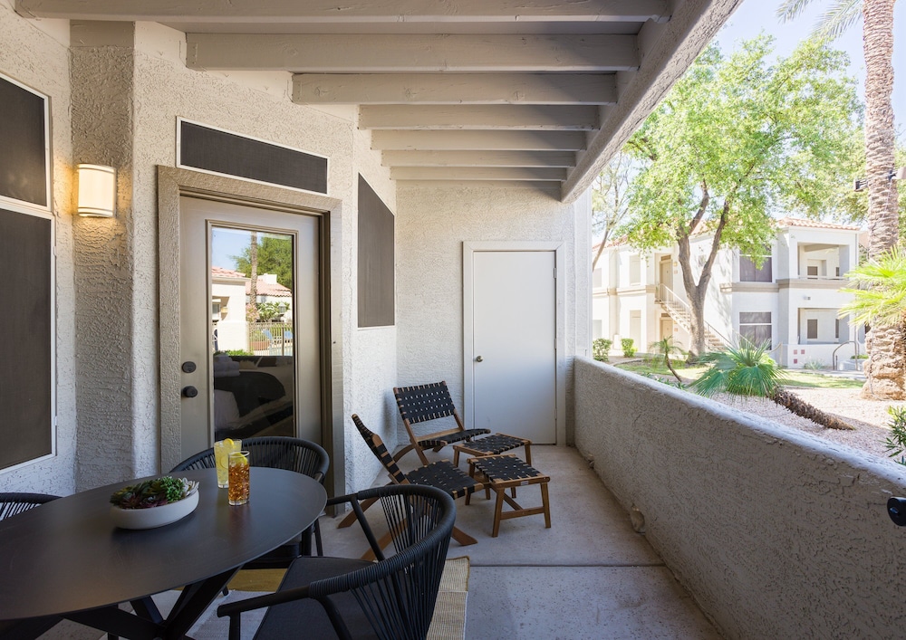 Solace - Community Pool & Gym -walk to Restaurants
