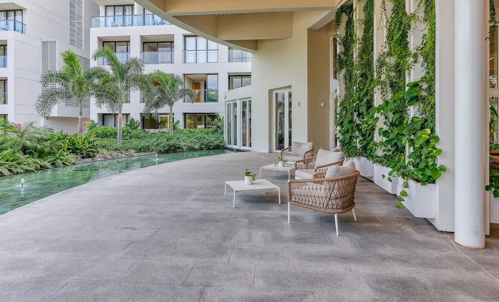 Luxury Condo With Canal View - Near Beach