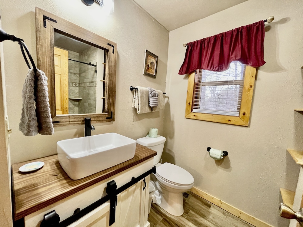 Picture Perfect 2 Bedroom Cabin by RedAwning - Property Image 4