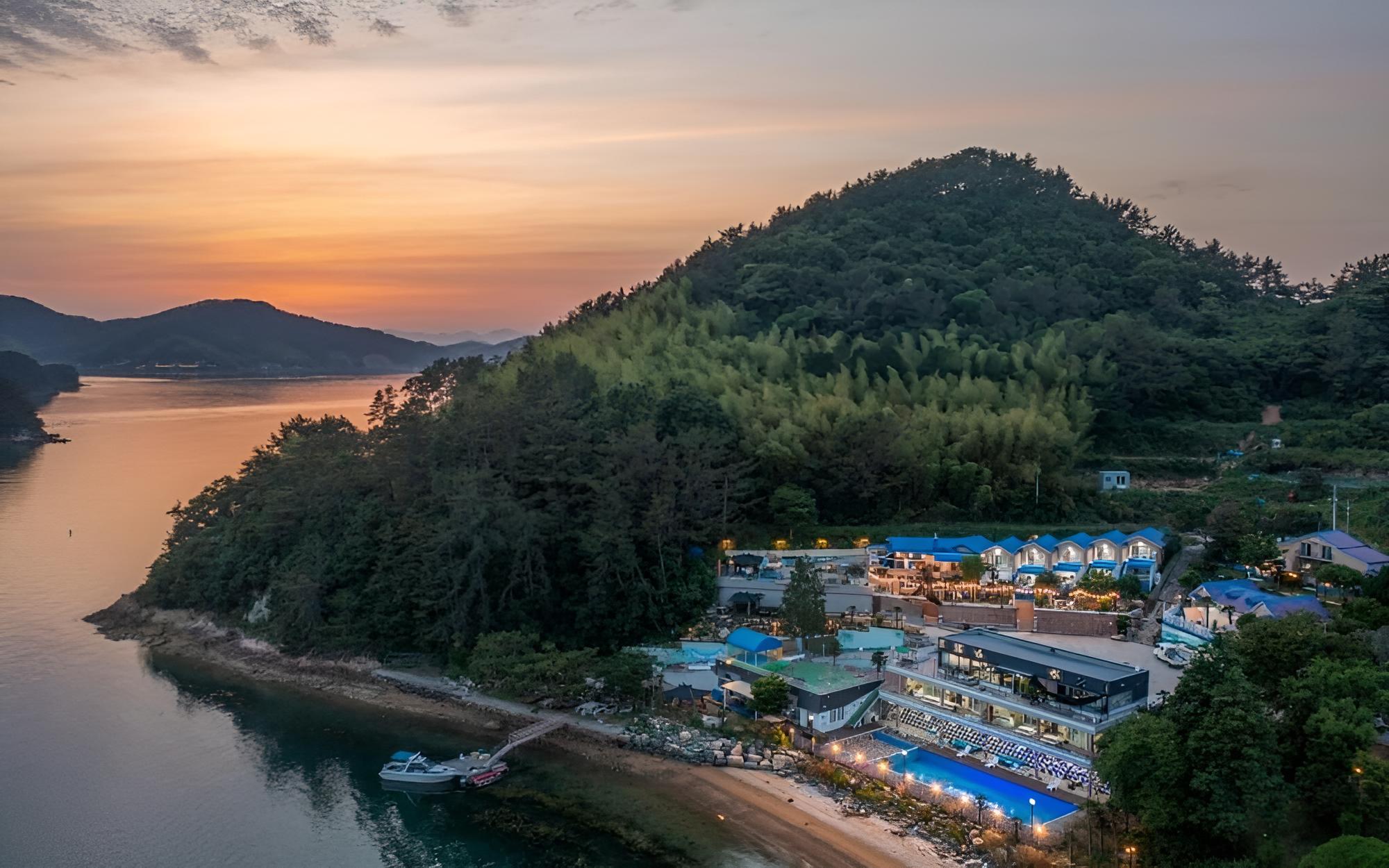 Geoje Island Jangmok Hawaii Pension view 2