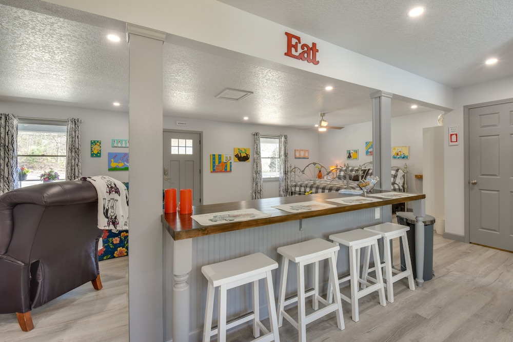 Artsy Otto Cottage w/ Porch & Rocking Chairs! view 4