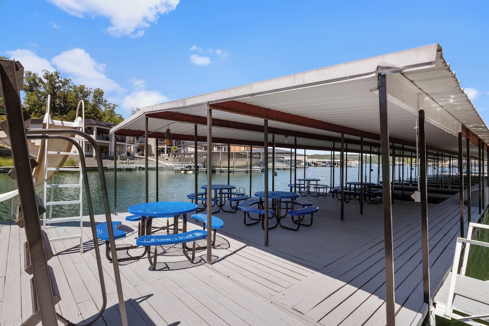 Our Cove Retreat - Perfect for Wave-free Swimming, Tanning & Prime Location Fun!