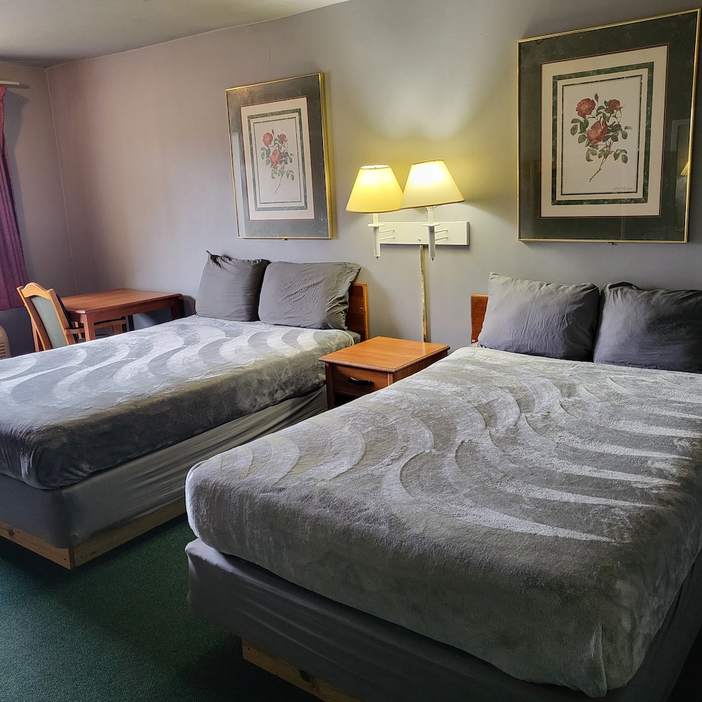 2 queen beds hotel studio 107 Hot tub