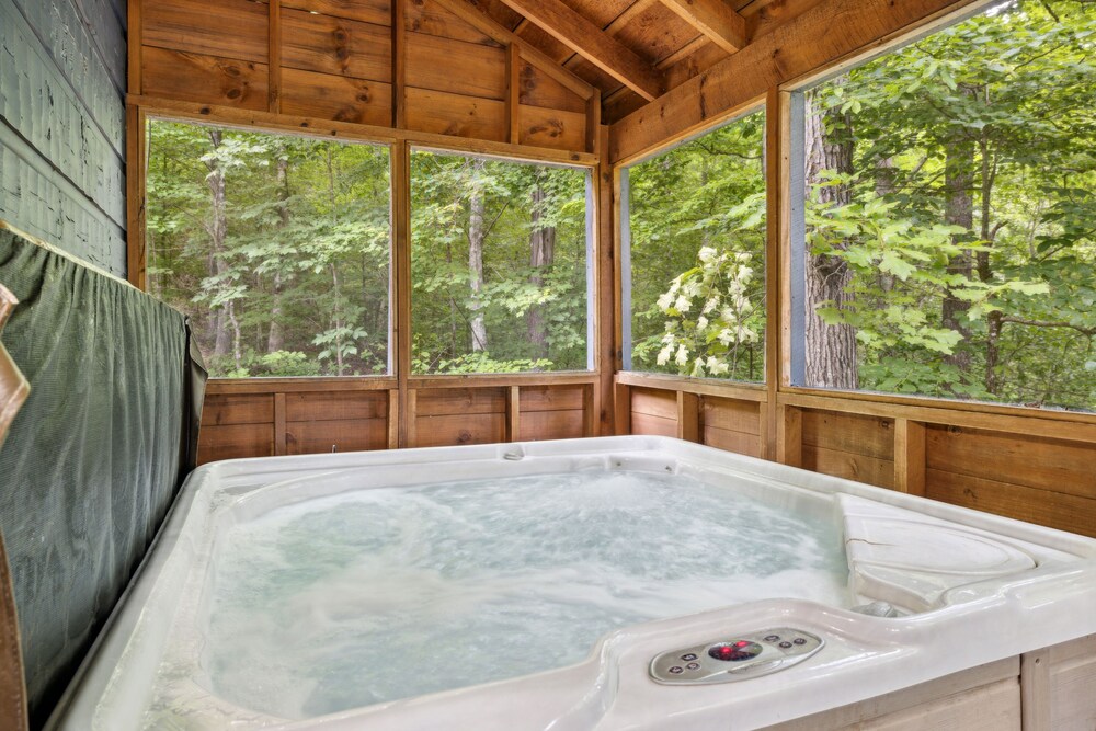 Blue Hawk Hideaway 3 Bedroom Cabin by RedAwning view 5
