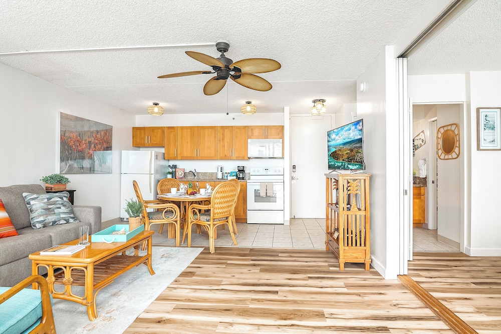 High Floor Ocean View Condo (King Bed and Parking): hotel room photo