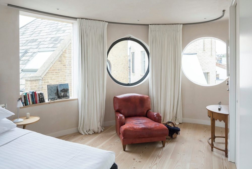 Blythe Road by Onefinestay