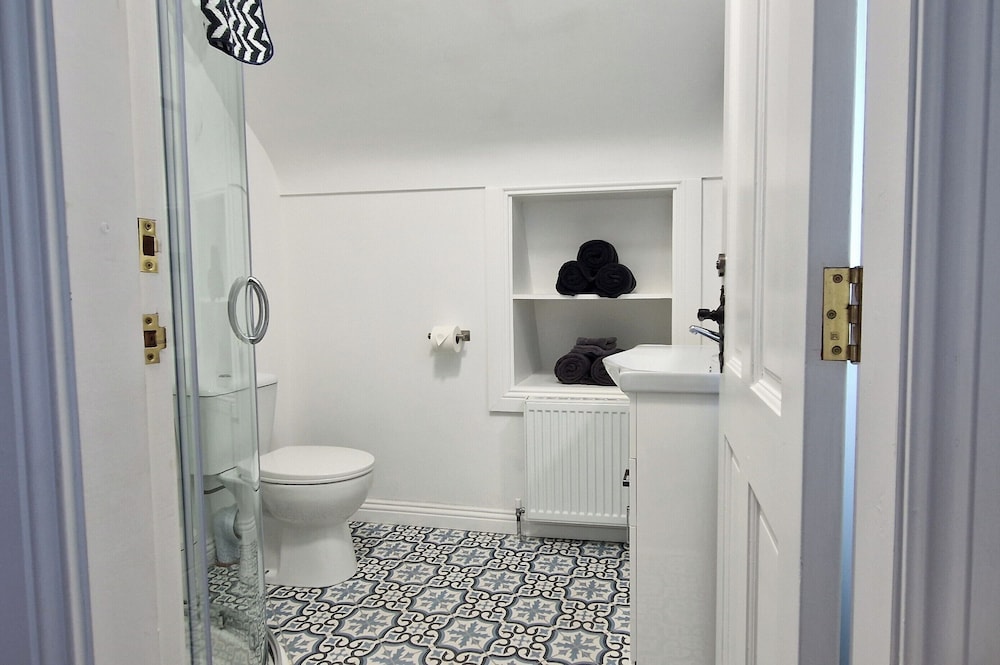 2 Bed Cottage-sleeps 4-private Garden-parking