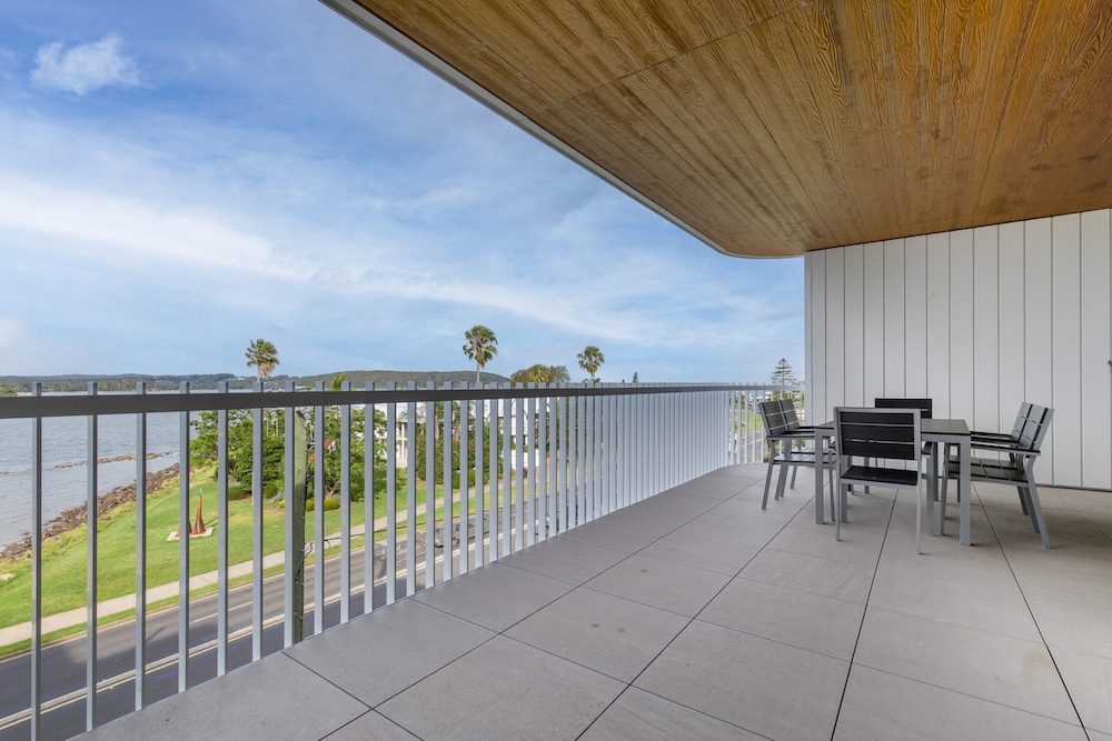 Elegantly Spacious 3-bed Unit Overlooking the Bay