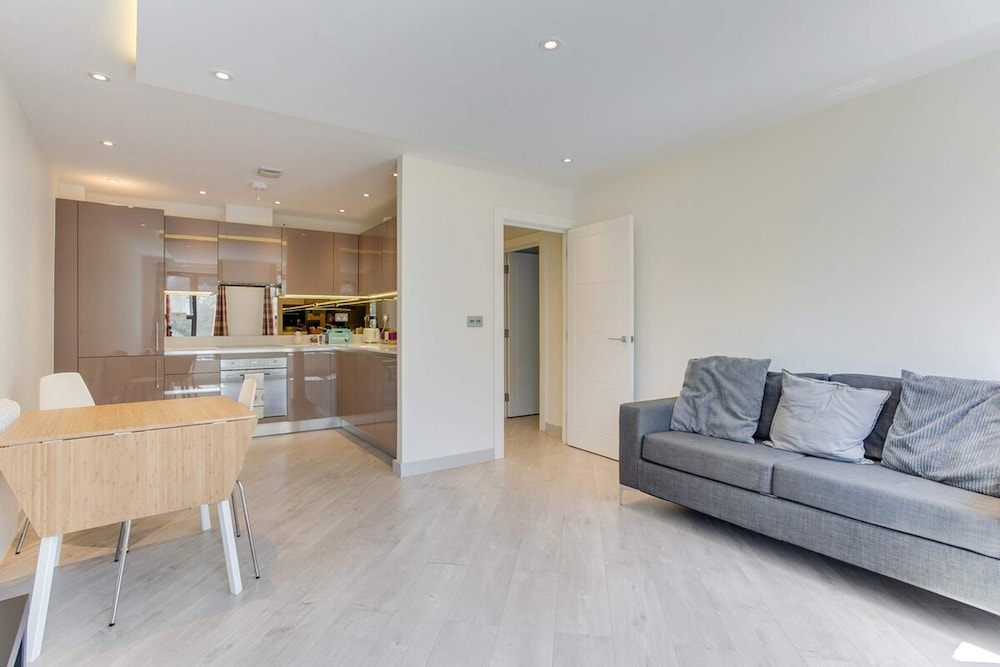 Spacious 1 Bed Near Tube in East London