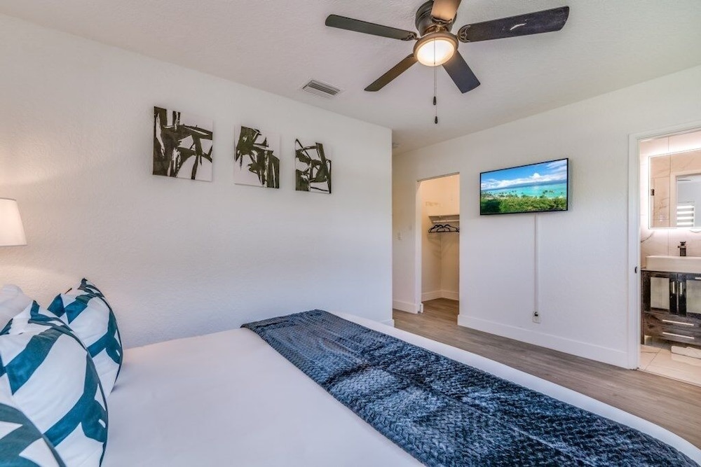 Fox Private Resort- Near Downtown & Beach 8 Bedroom Home