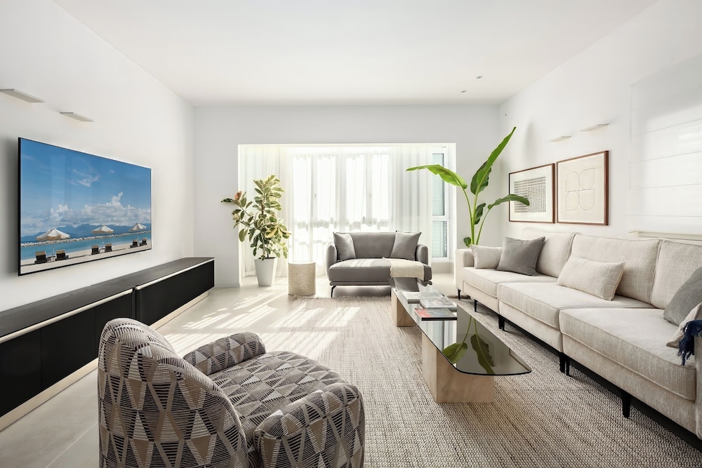 Central & Bright Getaway by Sea N' Rent