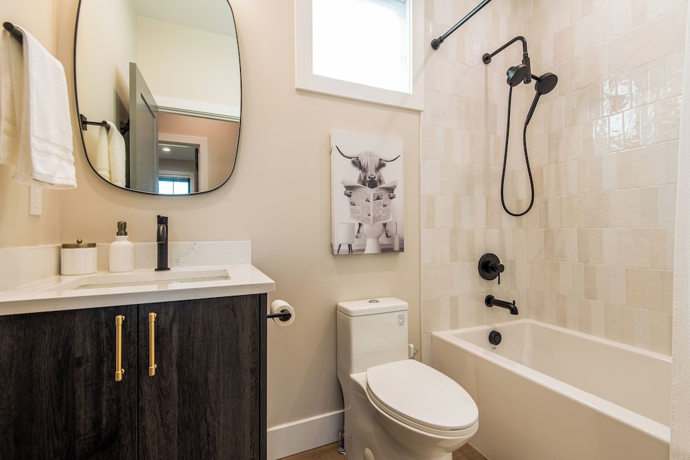 3 BR Duplex w/ Full Kitchen, W & D