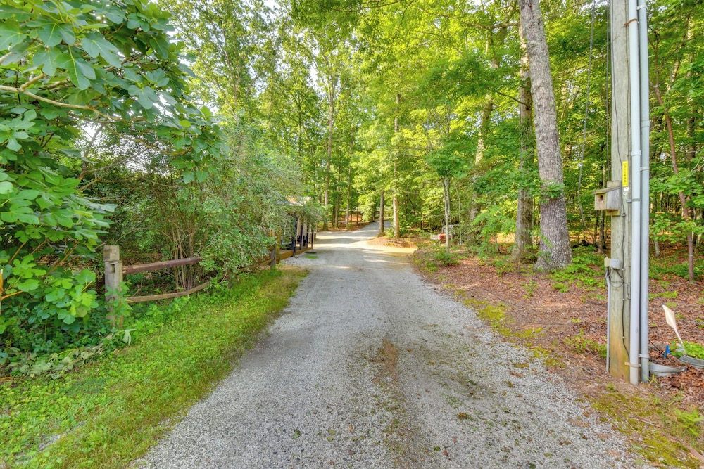 6 Mi to Helen: Romantic Georgia Cottage Hideaway!