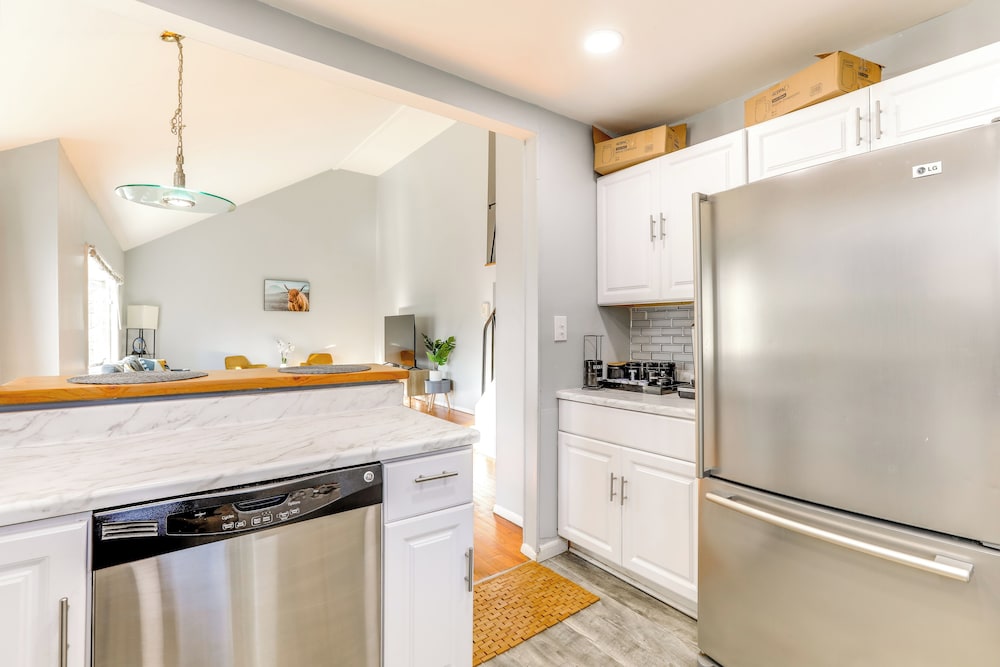 3 Mi to Dtwn: Home w/ Yard in Newark