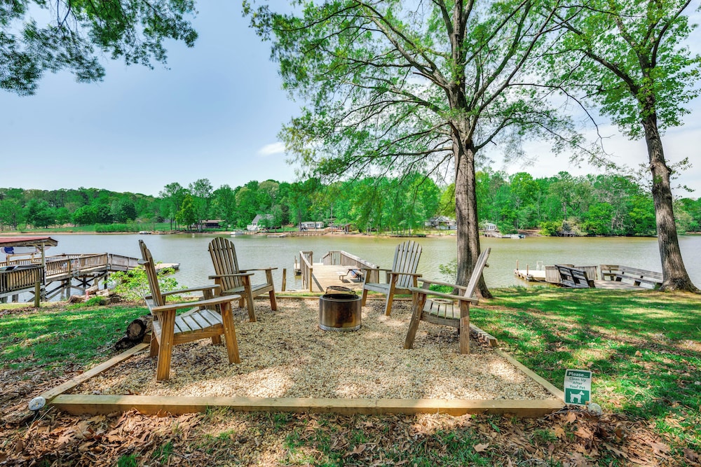 14 Mi to Childress Vineyards: Scenic Fall Retreat