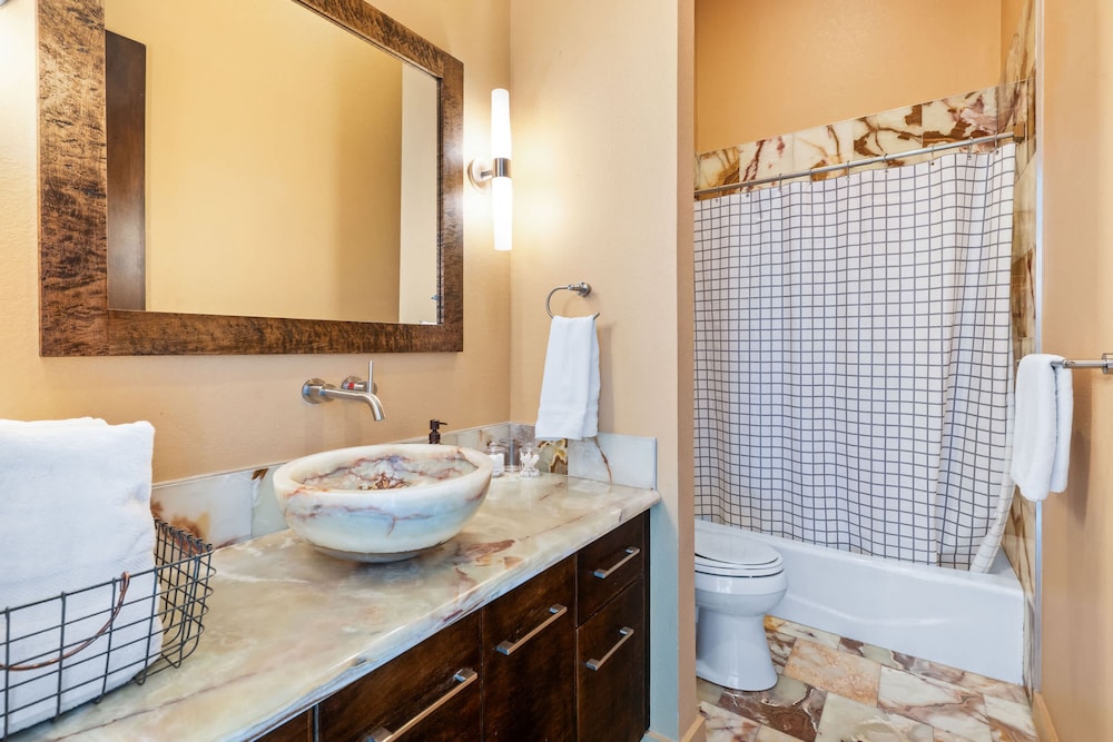 Luxury 7BR Hill Country Gem With Barndominium
