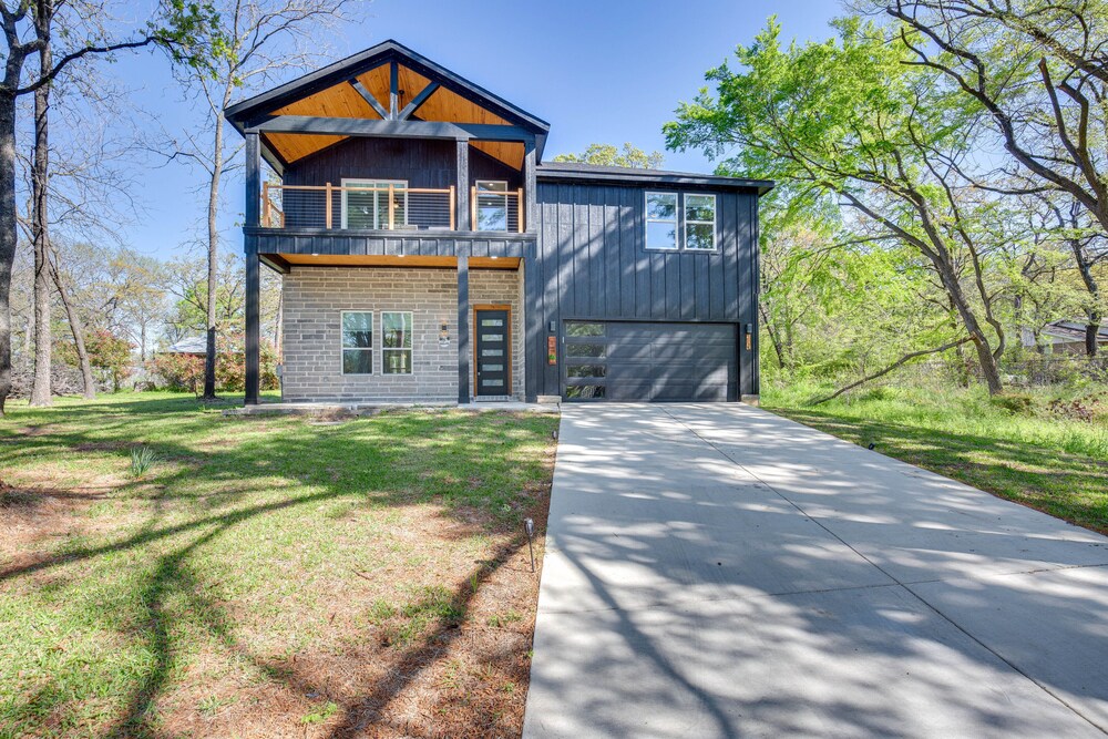 Fire Pit + Grill: Lakeside Gun Barrel City Home! view 4