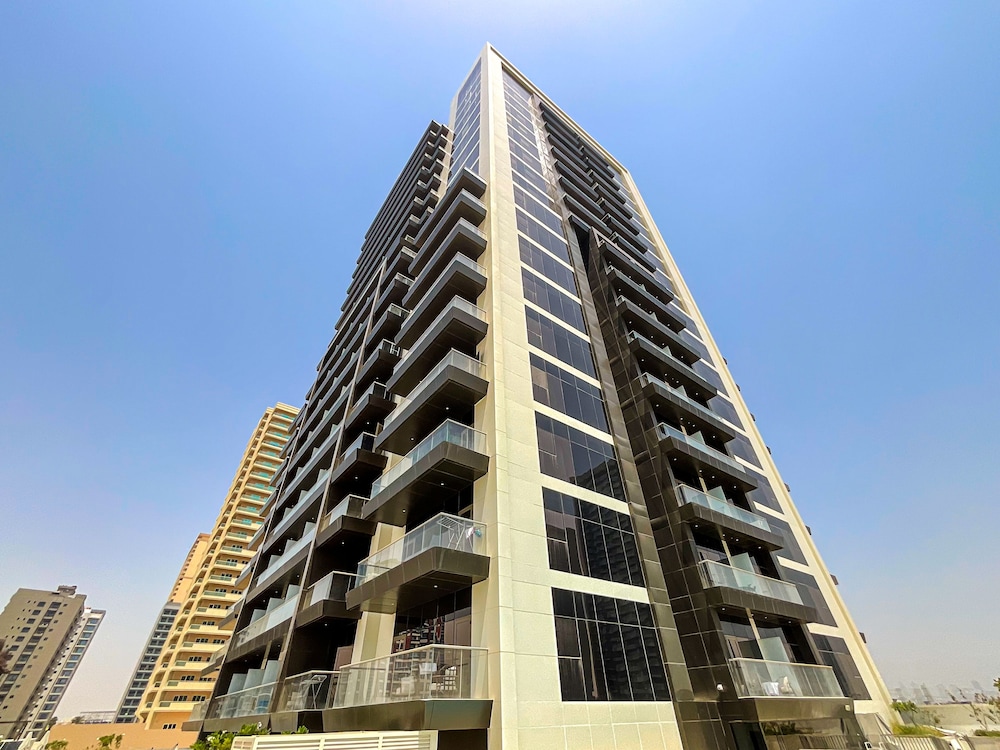 WelHome - Evergreen Apartment Amidst Vibrant JVC With Pool