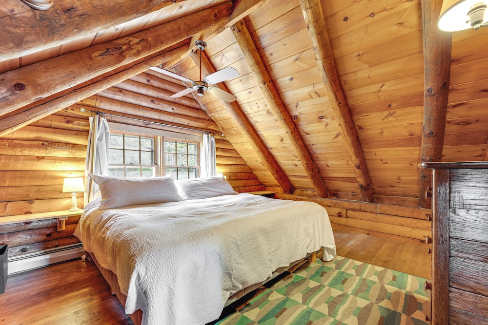 2 Mi to Lake Willoughby: Peaceful Log Cabin!