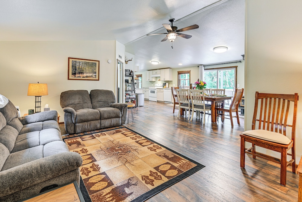 Gateway to Mt Rainier: Riverfront Haven w/ Hot Tub