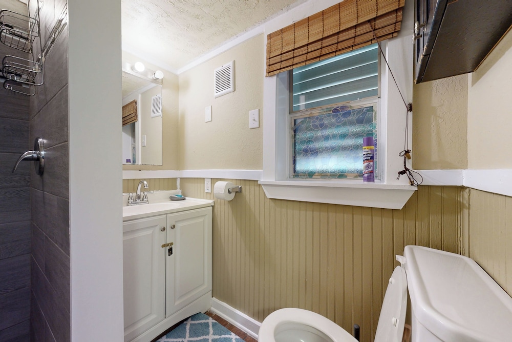 2-story Galveston Getaway w/ Balcony & Patio