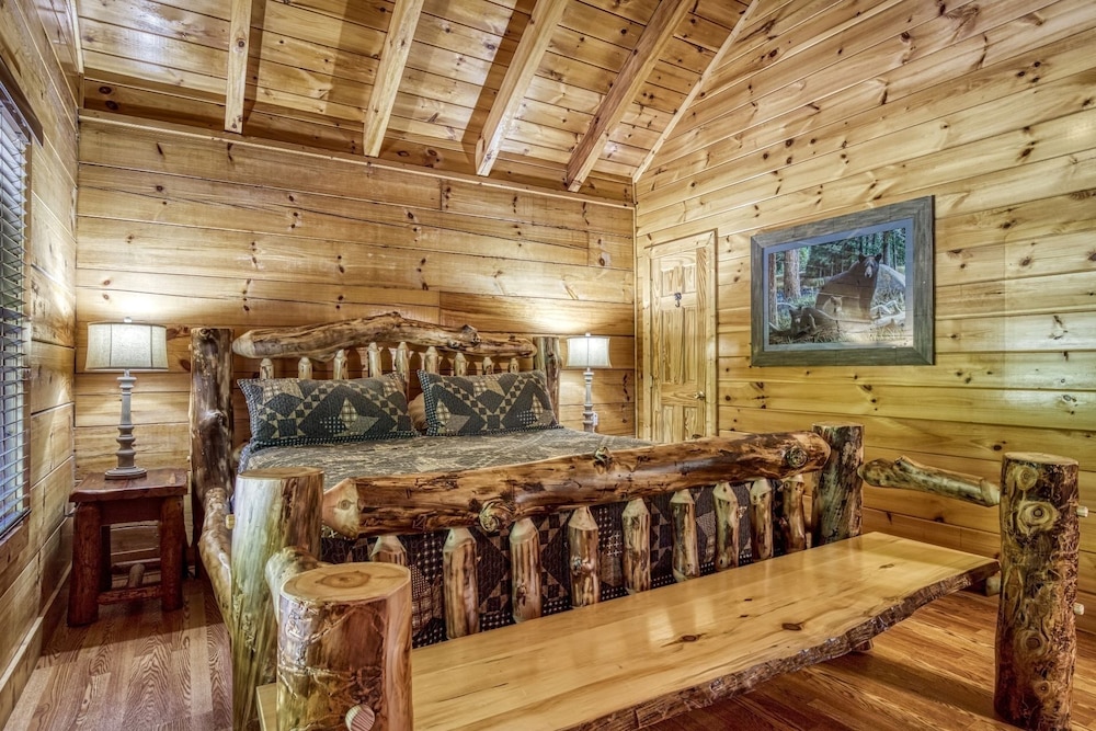 Ern857 - A Dream Come True - Great Location! Close To All The Action! 3 Bedroom Cabin by RedAwning view 3