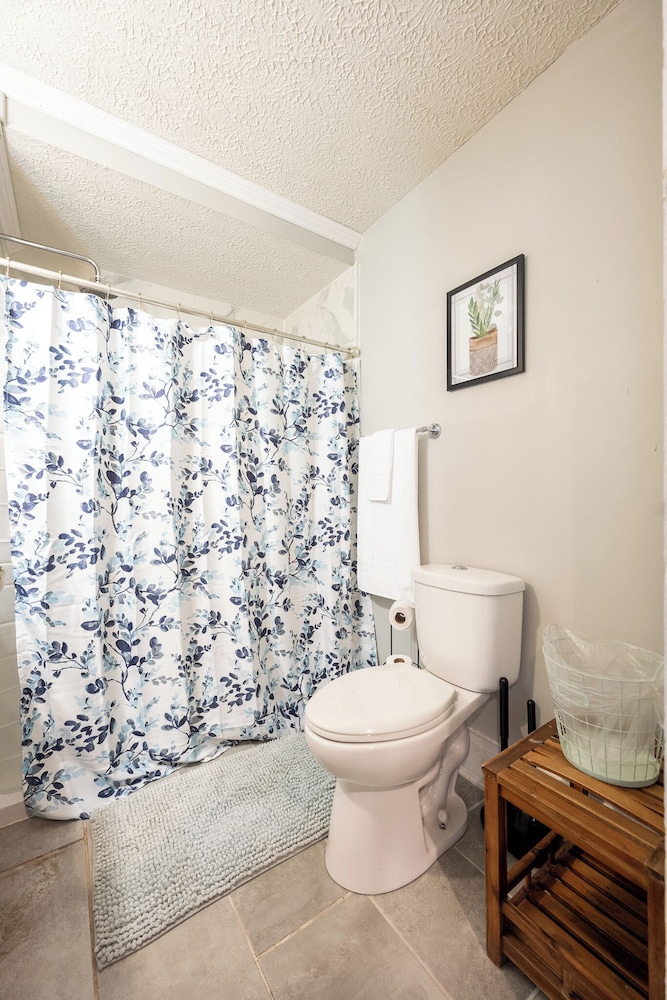 Spacious Duplex for 14 in Downtown
