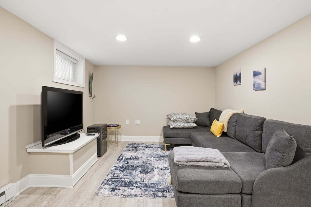 Dc Area Bungalow Near Shops And Dining 3 Bedroom Home