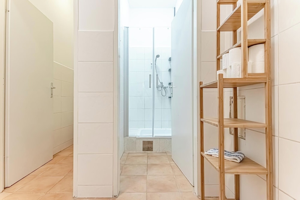 6BR Apt with Garden near Danube