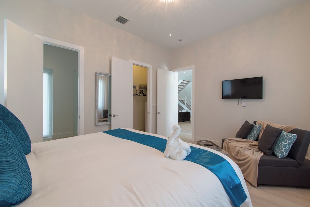 Luxurious Beach Retreat w/ Heated Pool&basketball