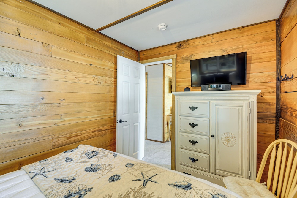 Outdoor Kitchen & Canal Views: Cabin in Quilcene!