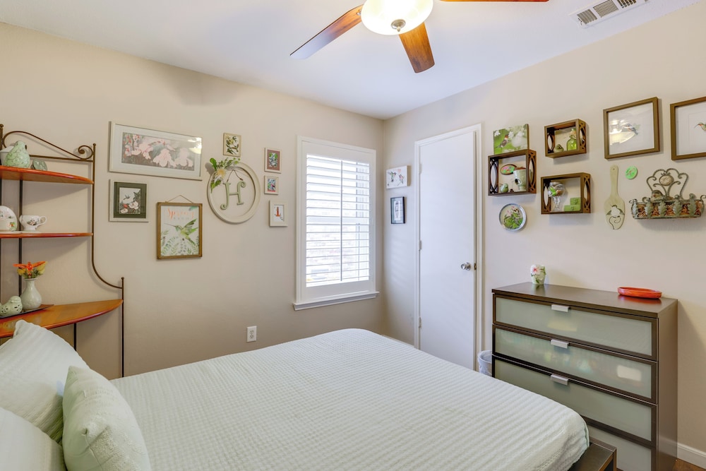 5 Mi to Lewisville Lake: Couple's Retreat w/ Yard