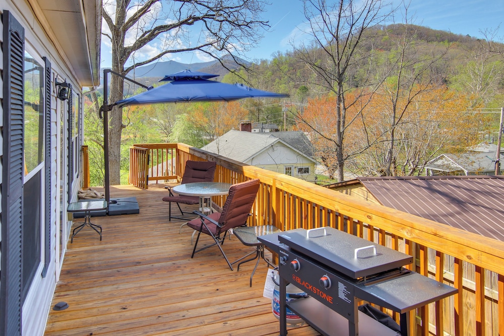 6 Mi to Blue Ridge Parkway: Home w/ Deck & Views!