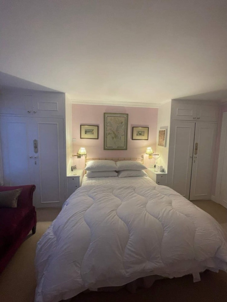 Expansive 4BD Home- 15 min From Buckingham Palace!
