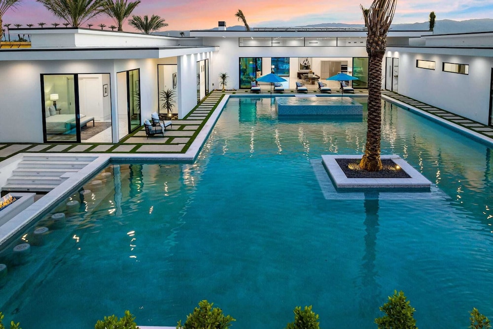 Sleeps 20 Spacious Retreat Pool & Hot Tub Retreat Bravo Villa #4 by Avantstay