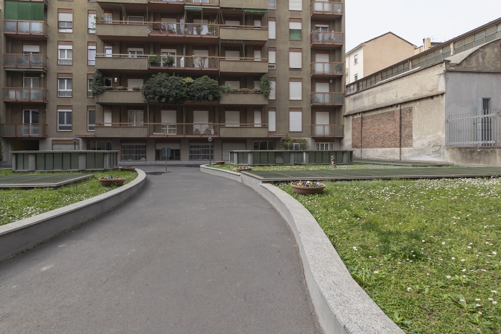 JOIVY Modern 2bed flat with balcony, 250m from M5 Foppa and M2 Sant'Agostino