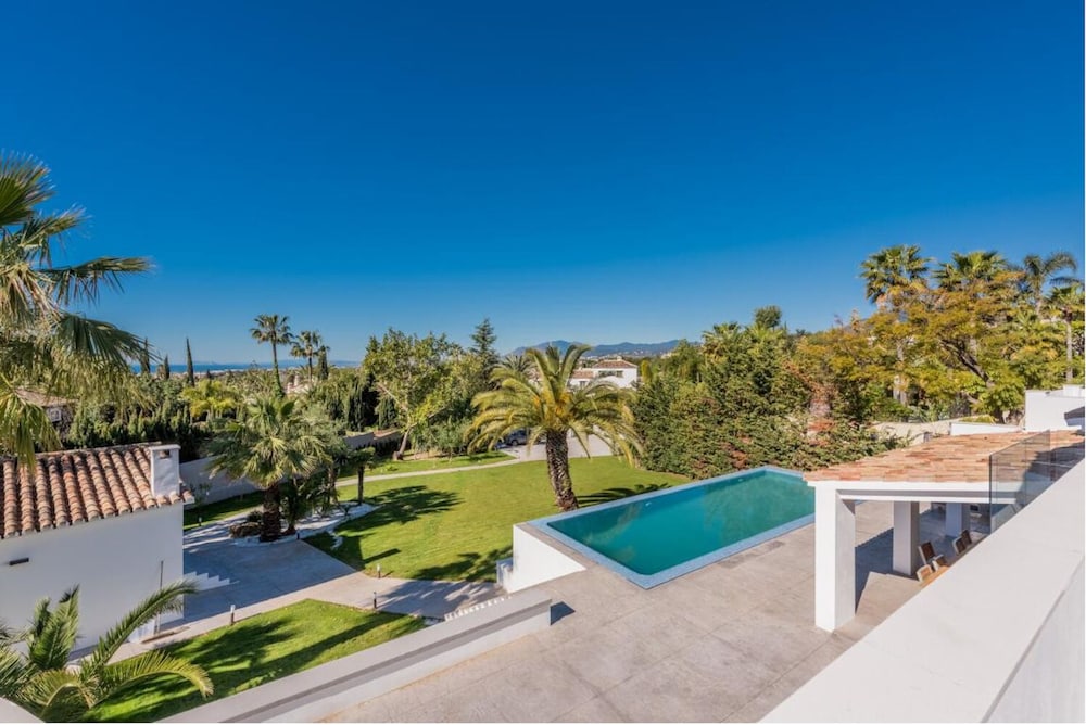 Magnificent And Modern Decorated Villa - Image 5