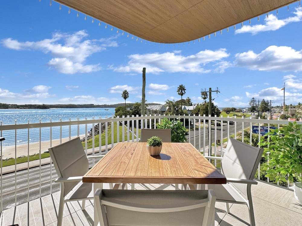 Modern 1-bedroom Apt With Sweeping Water Views