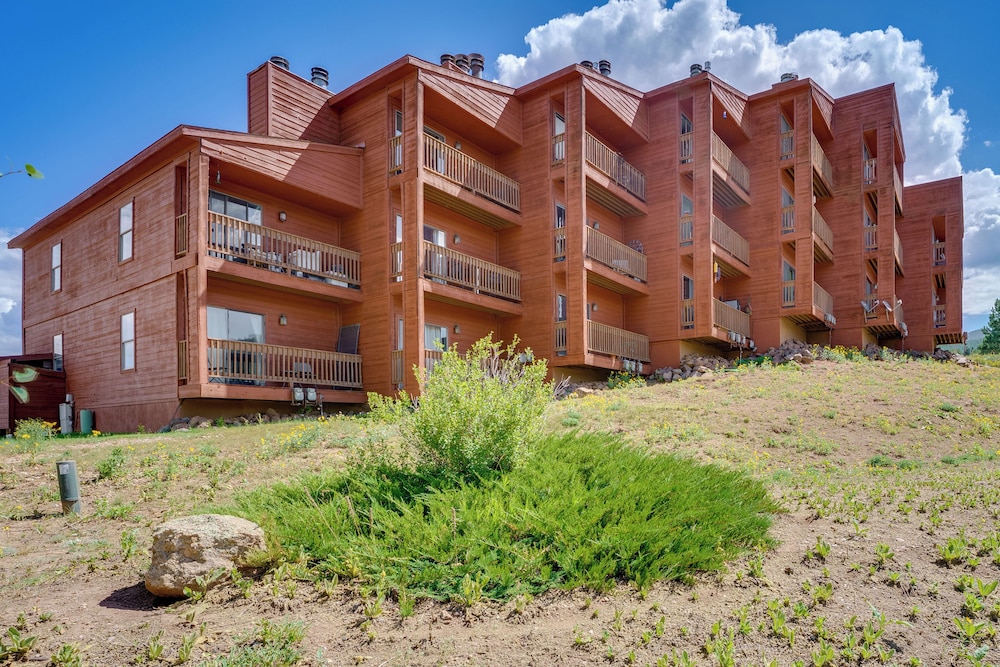 Walk to Angel Fire Resort: Getaway w/ Balcony