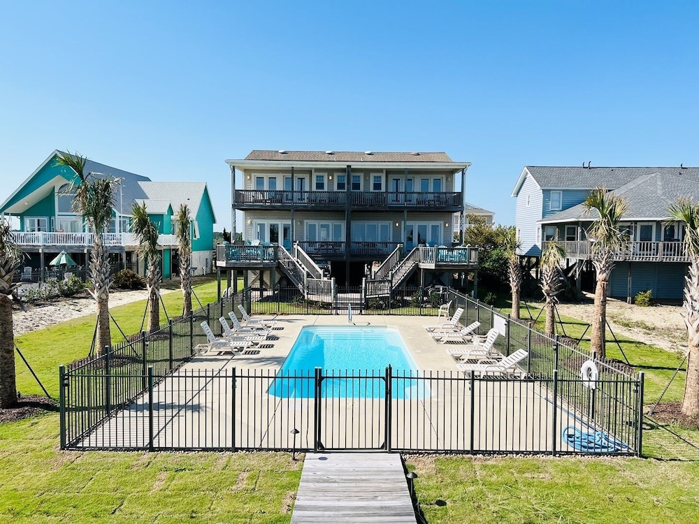 Avalon East- 5 Bedroom Home by RedAwning