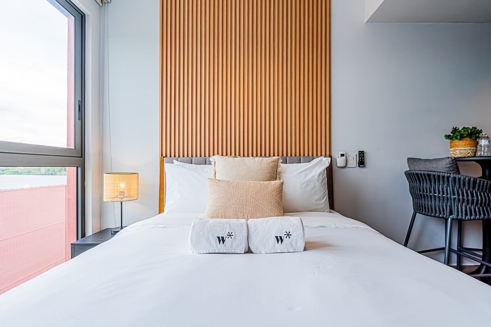 w Sophisticated 1BR w Great Deco in Centriqo