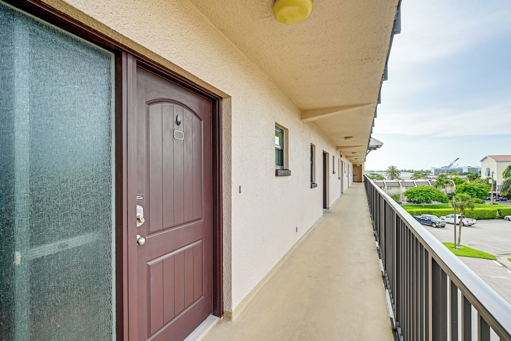 Steps to Naples Bay & Tin City: Condo w/ Pool!
