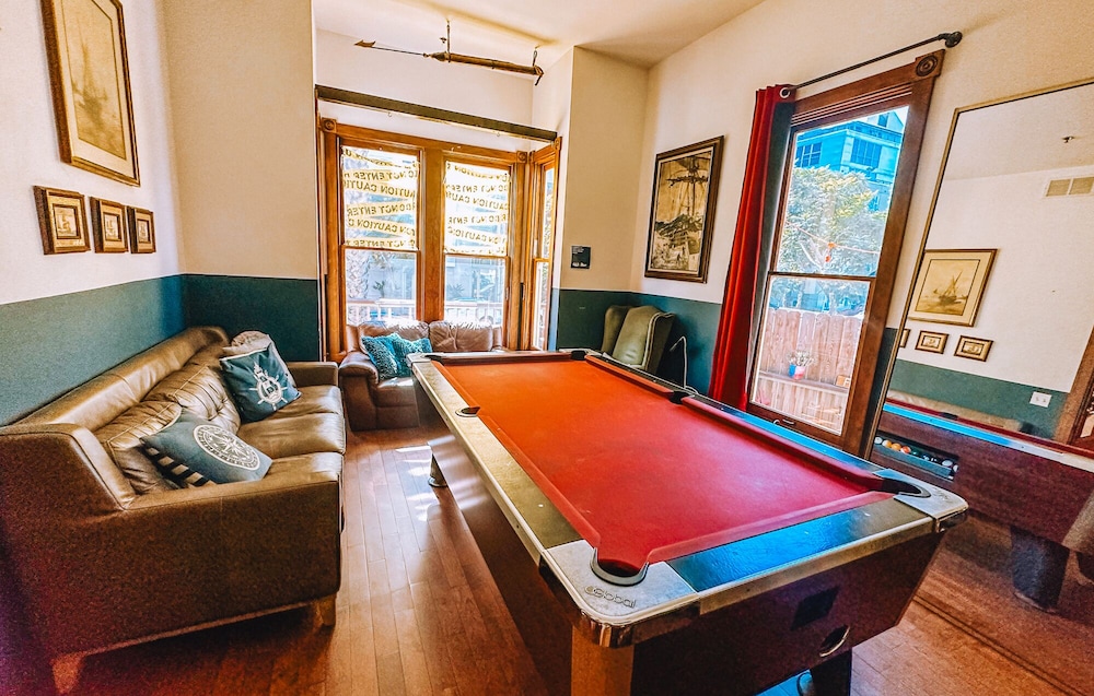 International Travelers House Hostel \- Downtown San Diego Little Italy.