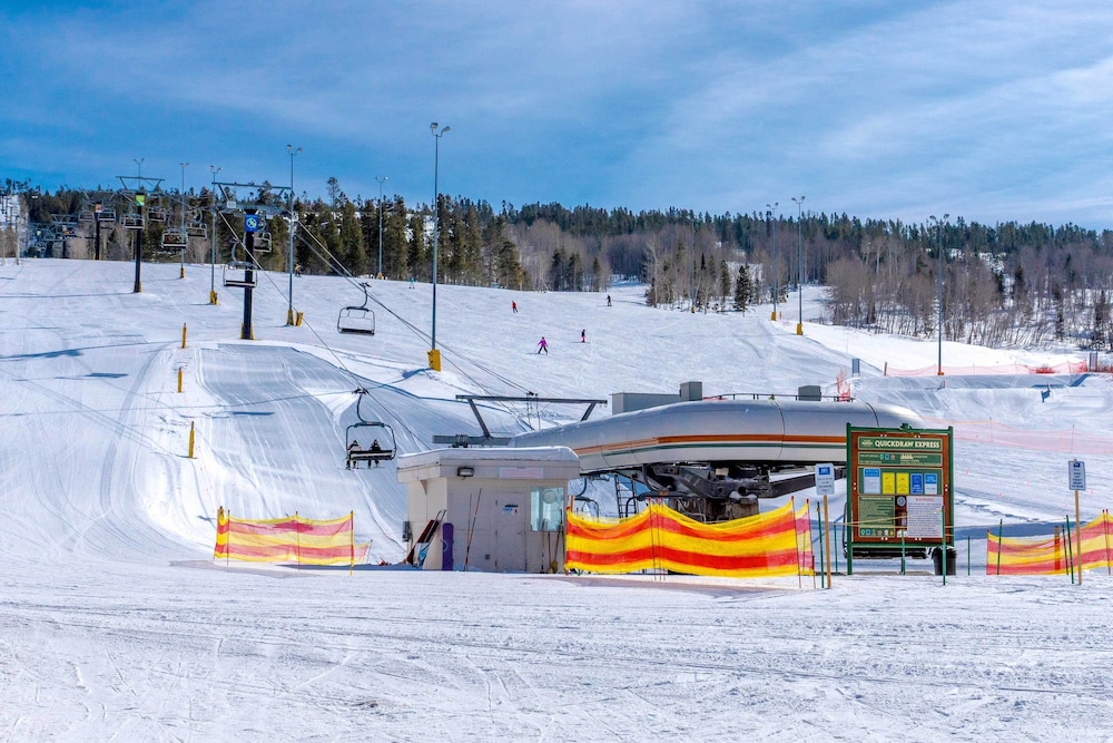 Walk to Ski Lift: Granby Ranch Family Retreat!