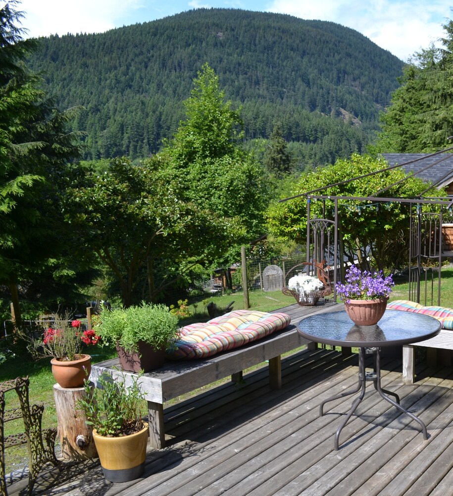 Alderwood Cottage & Suite - Bowen Island