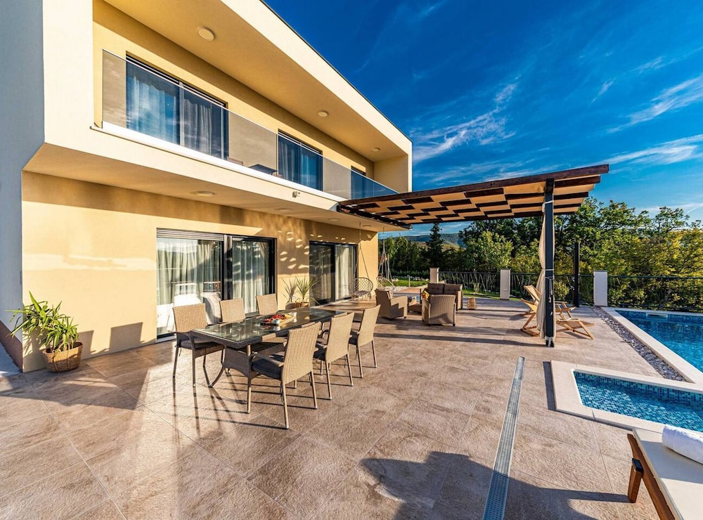 Luxurious Sanctuary Villa Primorski Dolac With Pool