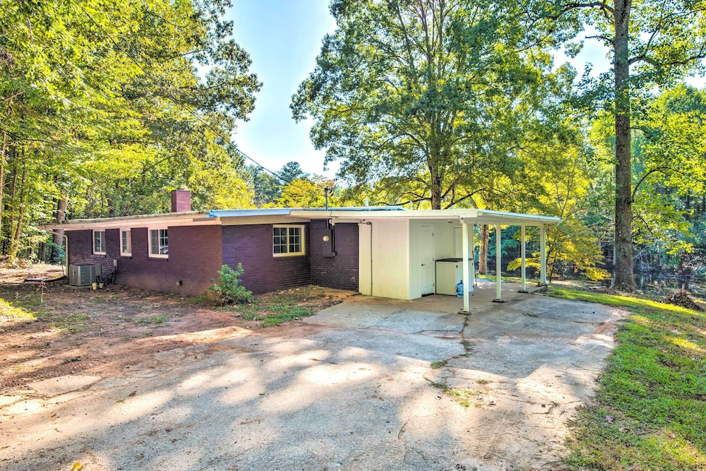 Quiet Atlanta Getaway - 16 Mi to Downtown! view 2