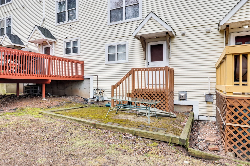 3 Mi to Dtwn New Haven: Colorful Condo w/ Yard!