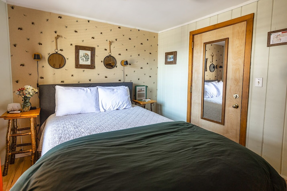 Timberholm Inn